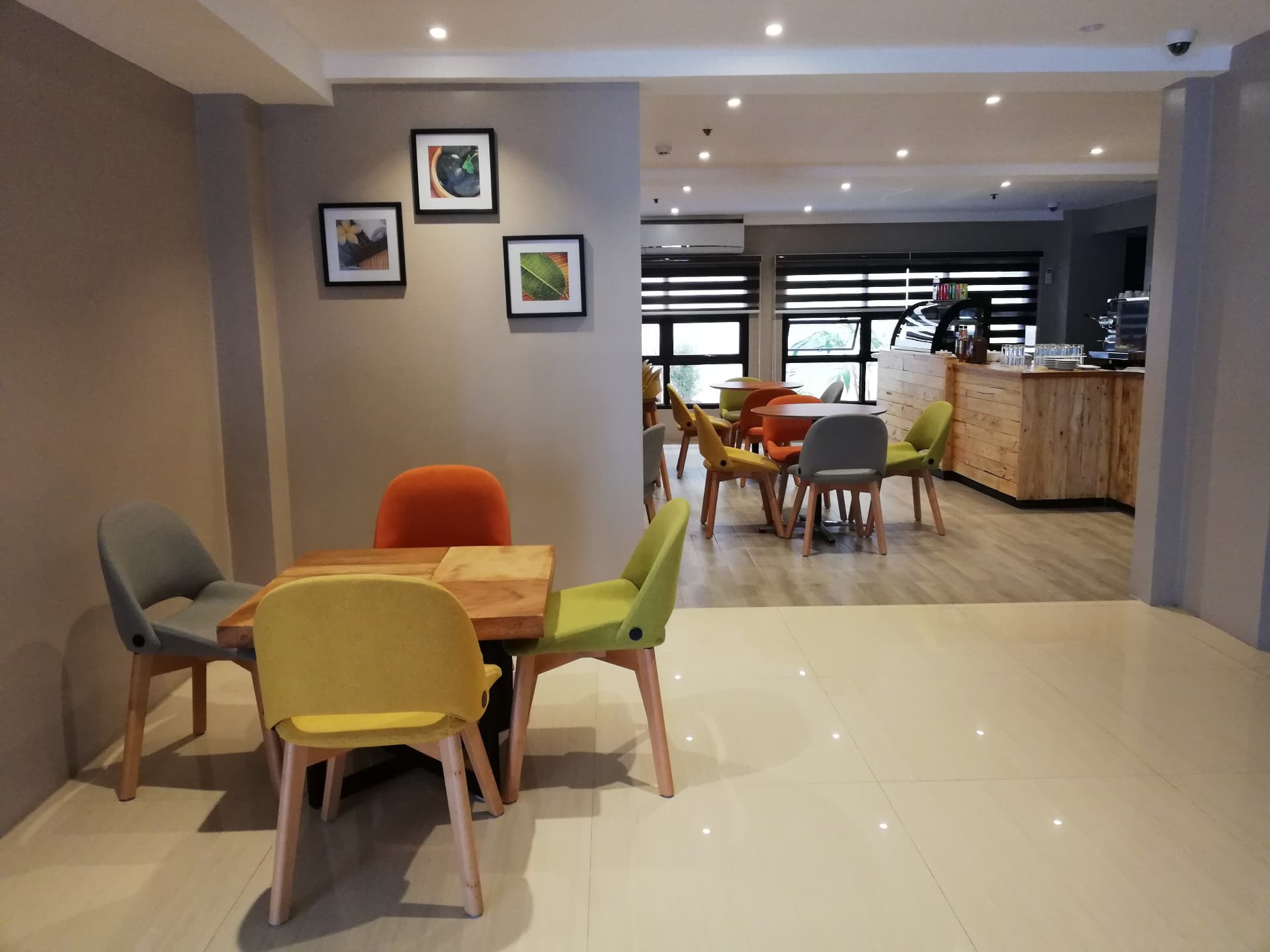 Hotel Inigo café and dining area